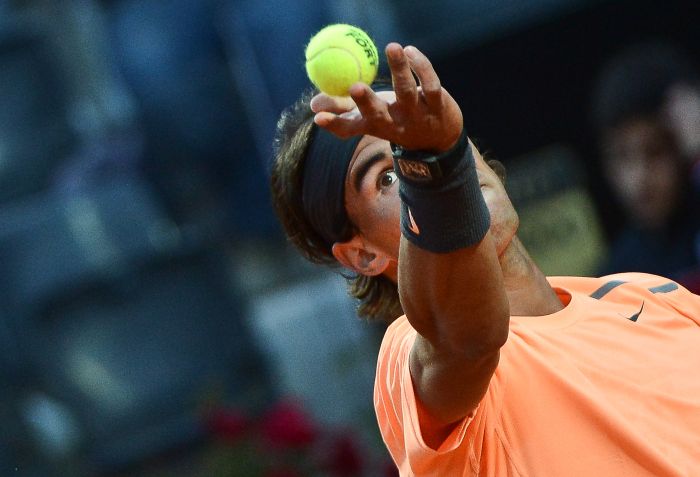 Rafael Nadal saca na partida contra Florian Mayer. Espanhol venceu tranquilamente na estreia em Roma | Andreas Solaro/AFP