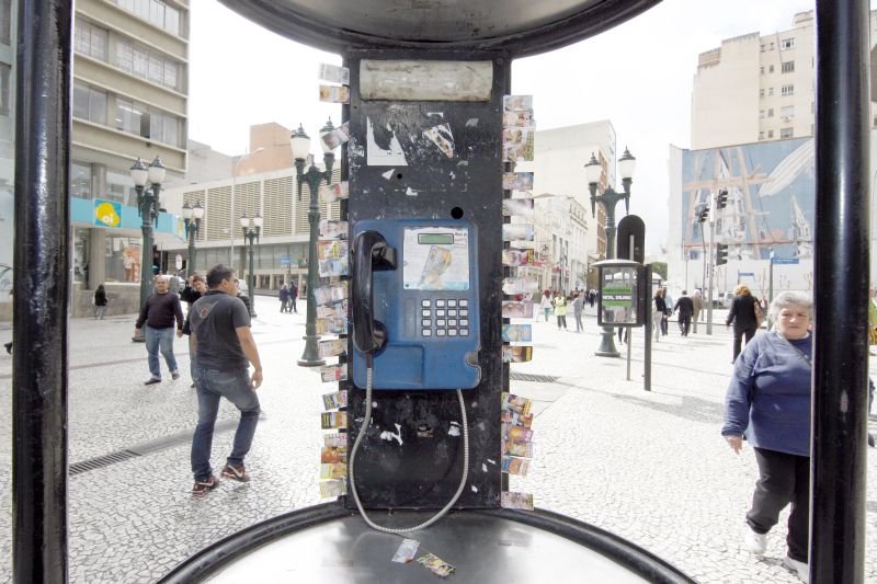 Telefone com panfletos pornográficos em plena Rua XV: difícil é encontrar um orelhão limpo | Henry Milleo/ Gazeta do Povo