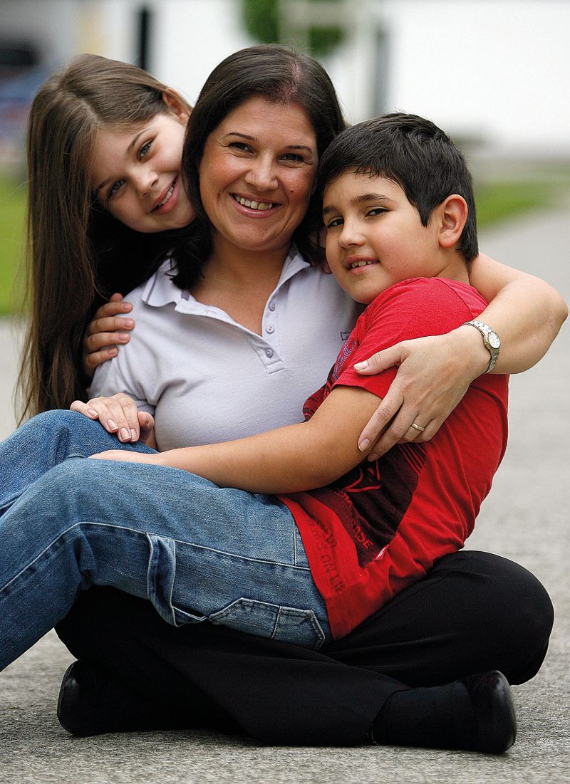 Diagnosticada há 11 anos com psoríase, a pedagoga Luciane Mary Cordeiro Diaz hoje esbanja autoestima e leva uma vida melhor com os filhos Larissa e Pablo | Jonathan Campos/ Gazeta do Povo