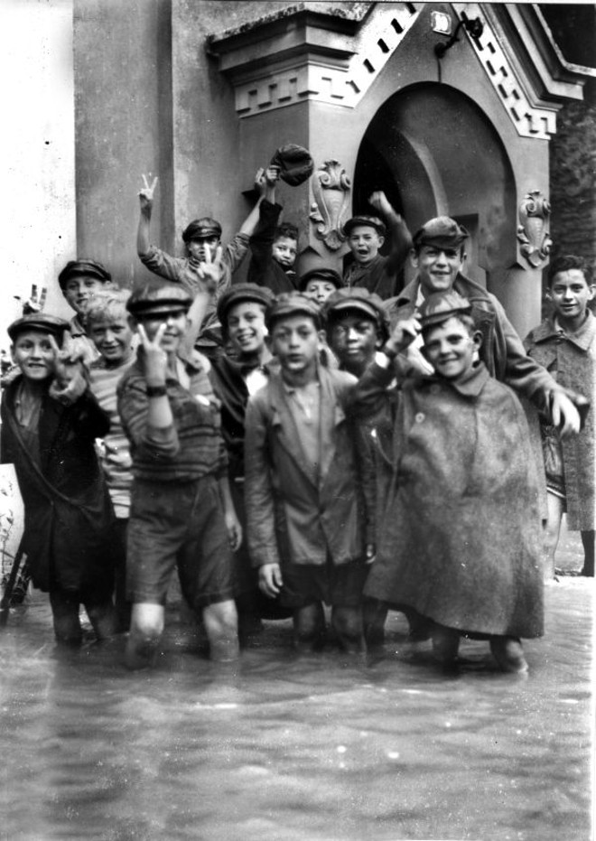 Uma das famosas enchentes do Rio do Ivo, na Praça Zacarias, reúne um grupo de jornaleiros em frente da Loja Maçônica Dario Vellozo, em 1939 |