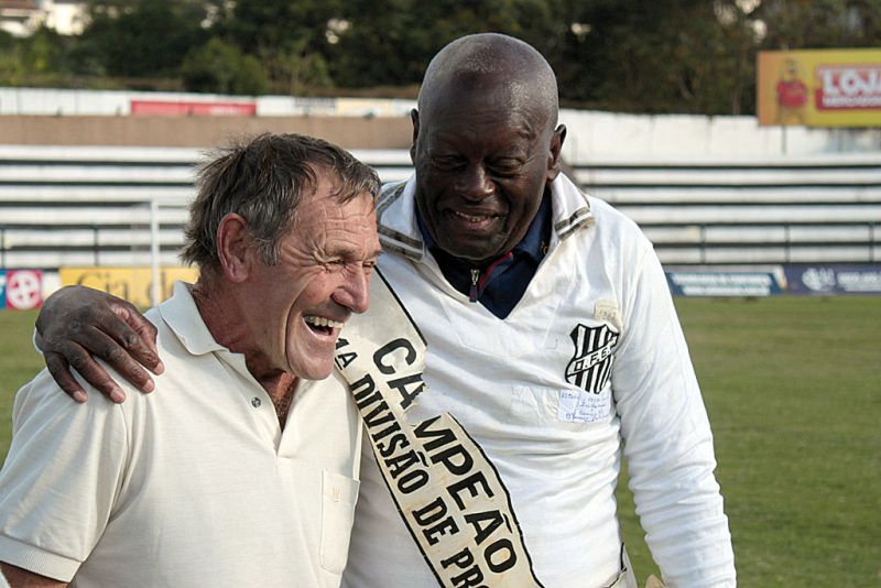 Os ex-jogadores Gracindo e Jamil se encontram no gramado do Germano Krüger: festa pelos cem anos do Operário | Thiago Terada/ Gazeta do Povo