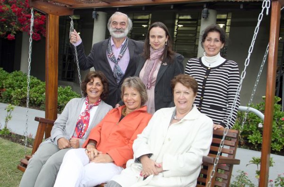 A cônsul honorária da França em Curitiba, Emilie Dely (em pé, de echarpe), recepcionou ontem na Maison de France, no Alto da XV, as embaixatrizes Maria João Ribeiro Telles (de lenço vermelho), de Portugal; Anne-Marie Overbye (de laranja), da Dinamarca; e Rita Sheridan (casaco branco), da Irlanda; Thomas Soriano, marido da embaixadora da Eslovênia; e Behnaz Kampmann (de blusa listrada), mulher do encarregado de Negócios da Alemanha | Mauro Campos