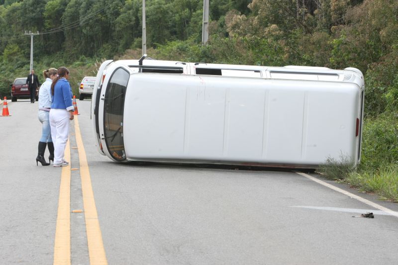 Motorista perde controle do veículo e capota no km 40 da PR-092, estrada que liga Rio Branco do Sul a Cerro Azul | Aniele Nascimento / Agência de Notícias Gazeta do Povo