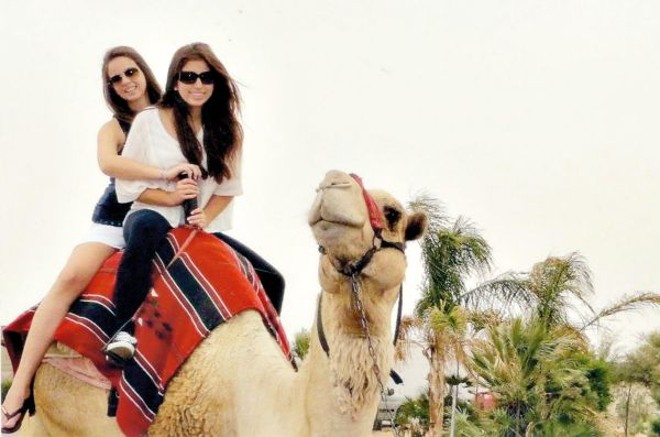 EM FÉRIAS NA TERRA SANTA - Sabrina e Alessandra Hauer Vargas acabam de retornar de viagem à Terra Santa, de onde vieram encantadas com as histórias e tradições locais. Entre os passeios que curtiu na viagem, a bela Sabrina, ao lado de sua amiga Rafaela Senff Peixoto, no Deserto da Judéia, em Israel |