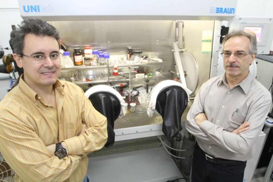 Alexandre Urbano e Jair Scarminio: estudo pioneiro mostra que baterias usadas podem ter vida útil prolongada em 80% | Roberto Custódio / Gazeta do Povo