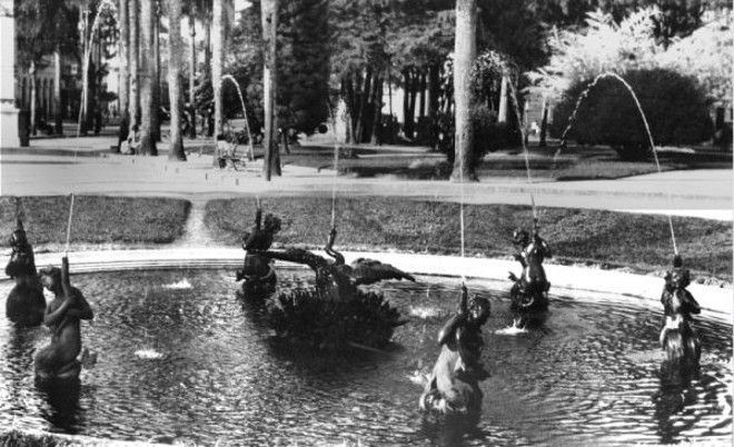 O repuxo da Praça Osório com as suas peças decorativas, em fotografia feita em 1947 |