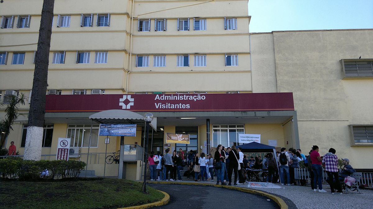 Os profissionais protestam contra a MP 568/12 que reestrutura as carreiras dos servidores federais reduzindo os salários dos médicos | Flávia Schiochet, especial para Gazeta do Povo