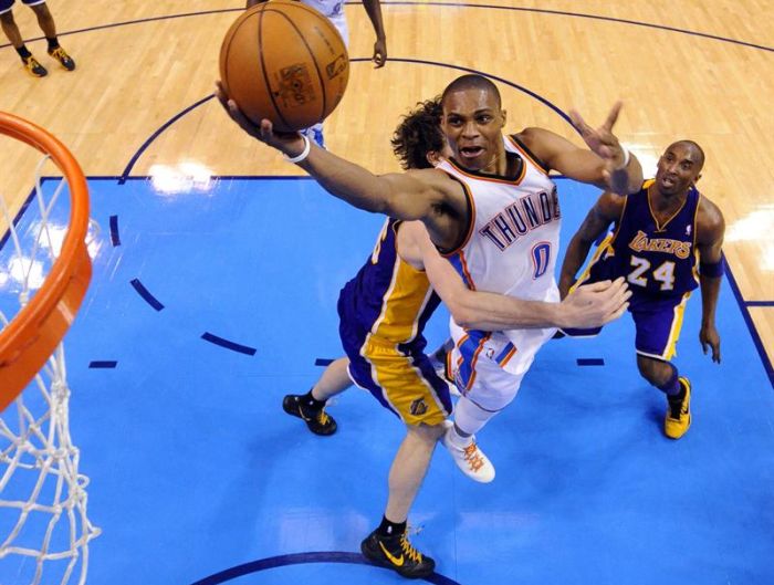 Observado por Kobe Bryant, Russel Westbrook faz a jogada para cima de Pau Gasol na vitória do Thunder sobre o Lakers | Larry W. Smith/EFE