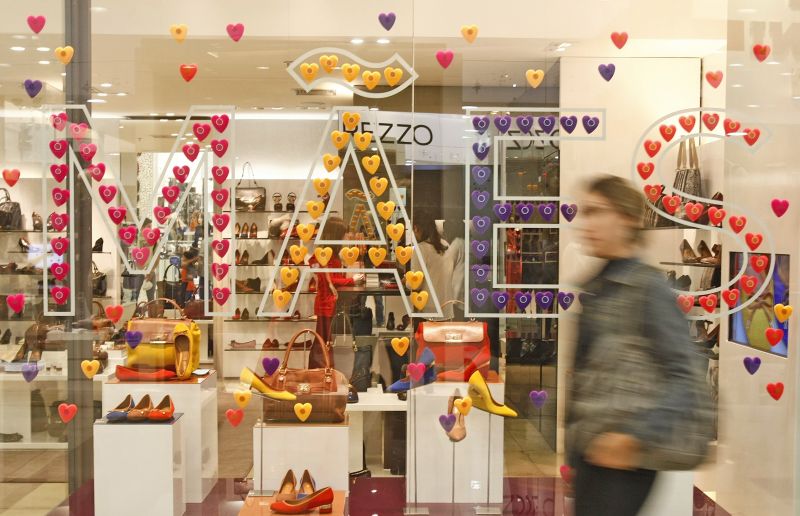 Consumidor em frente a vitrine de um shopping: frio também ajuda nas vendas | Arquivo/ Gazeta do Povo