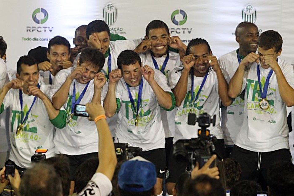 Na comemoração do título, jogadores do Coritiba ironizaram as reclamações do Atlético a respeito da arbitragem | Albari Rosa / Gazeta do Povo
