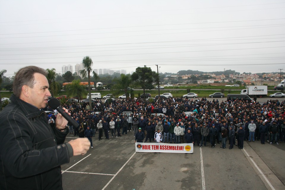 O presidente do SMC, Sérgio Butka, durante assembleia que deflagrou greve dos trabalhadores da Volvo Caminhões. | Nilton de Oliveira/Imprensa SMC