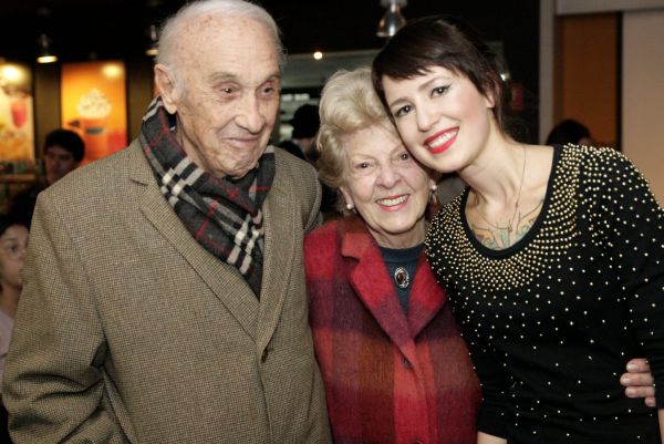 O arquiteto Lolô Cornelsen e dona Cleusinha foram prestigiar a neta Camila Cornelsen, vocalista e líder da banda Copacabana Club, que fez um pocket show anteontem na Fnac no lançamento do documentário sobre a turnê realizada pelo grupo em Londres | Nathália Iurk/Altos Agitos