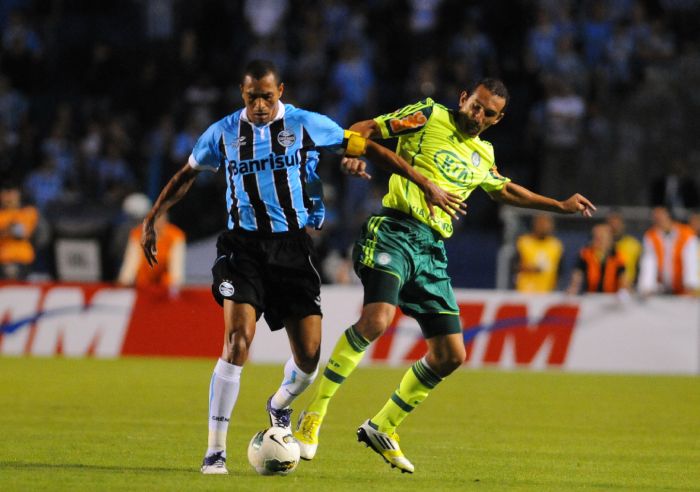 Gilberto Silva e Barcos brigam pela bola na vitória do Grêmio sobre o Palmeiras por 1 a 0 | Vinicius Roratto / Correio do Povo