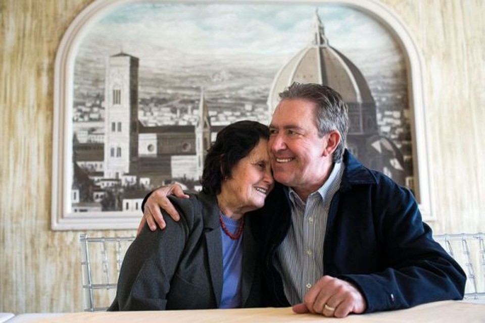 Dona Splendora Ducci, de 81 anos, foi homenageada ontem, Dia das Mães, com um almoço em família no restaurante Madalosso, em Santa Felicidade. O prefeito Luciano Ducci, seu primogênito, estava lá | Maurilio Chelli