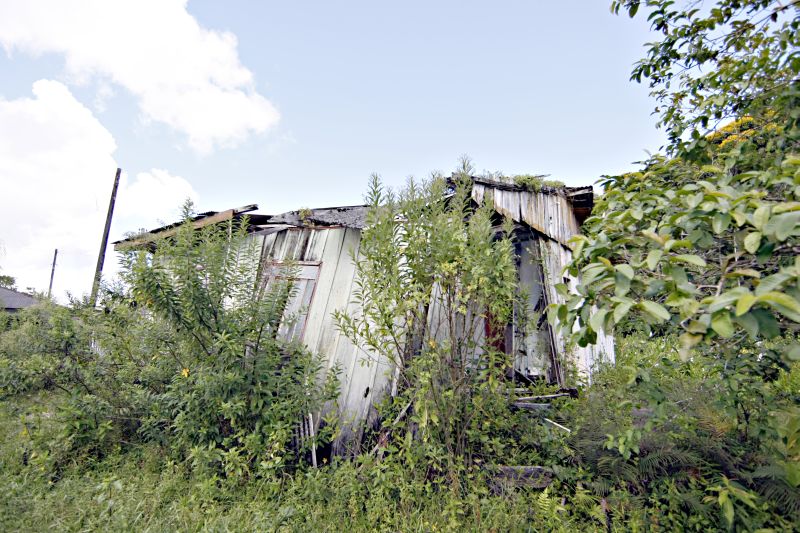 Fechada há 10 anos, esta casa de madeira é a delegacia de Guaraqueçaba. Ainda assim, o fundo rotativo da Polícia Civil destinou R$ 153 mil em 8 anos para manter a unidade na cidade | Albari Rosa/ Gazeta do Povo