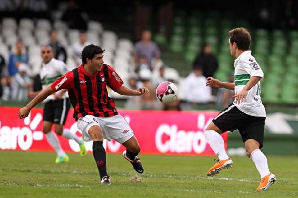 Zezinho e Everton Ribeiro disputam a bola no Atletiba decisivo | Albari Rosa / Gazeta do Povo