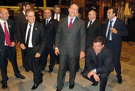 Cabral e Cavendish (ex-sócio da Delta, agachado), em Paris | Reprodução/Blog/Antony Garotinho