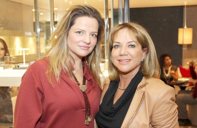 Stella Coari (à esq.), diretora da Lancarter Italy, veio de São Paulo para o lançamento da parceria da marca de relógios com a Geara Joalheria e Design. O evento, na terça-feira, reuniu diversos convidados da designer Celine Geara em sua loja no shopping Crystal, entre eles a empresária Clemida Thomé | 