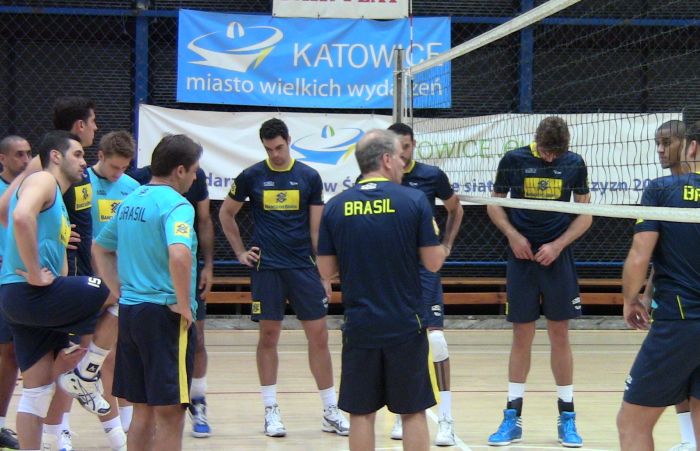 Bernardinho orienta a equipe no treino em Katowice, na Polônia | Divulgação CBV