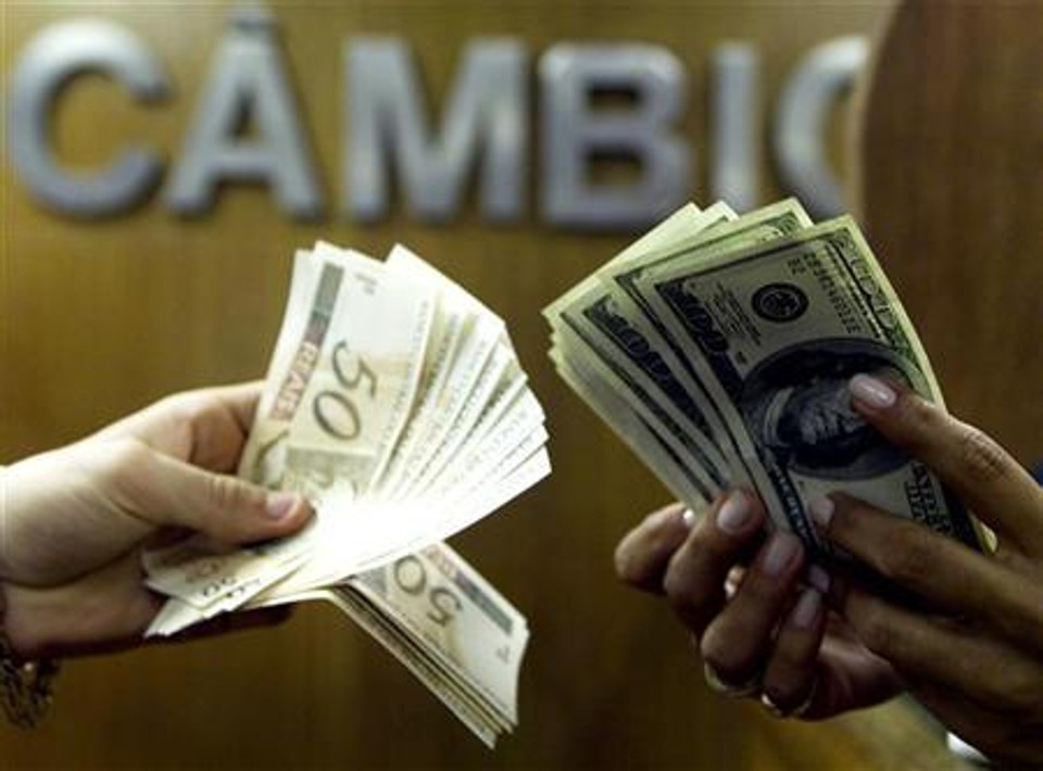 Medidas anunciadas no exterior e ação do BC trouxeram tranquilidade ao mercado de câmbio | Bruno Domingos/Reuters