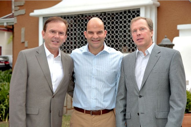 Os empresários Carlos Rodolfo Sandrini (à esq.) e José Ost (à dir.), proprietários do Centro Europeu, com o ex-deputado Marcelo Almeida, agora sócio na nova sede da rede de escolas de idiomas e profissões |