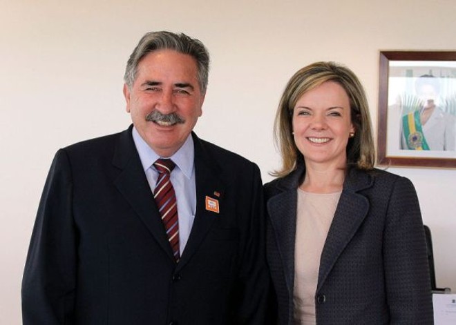 O presidente da OAB-PR, José Lucio Glomb, e a ministra da Casa Civil, Gleisi Hoffmann, no encontro que tiveram no Palácio do Planalto para tratar da criação do TRF no Paraná | 