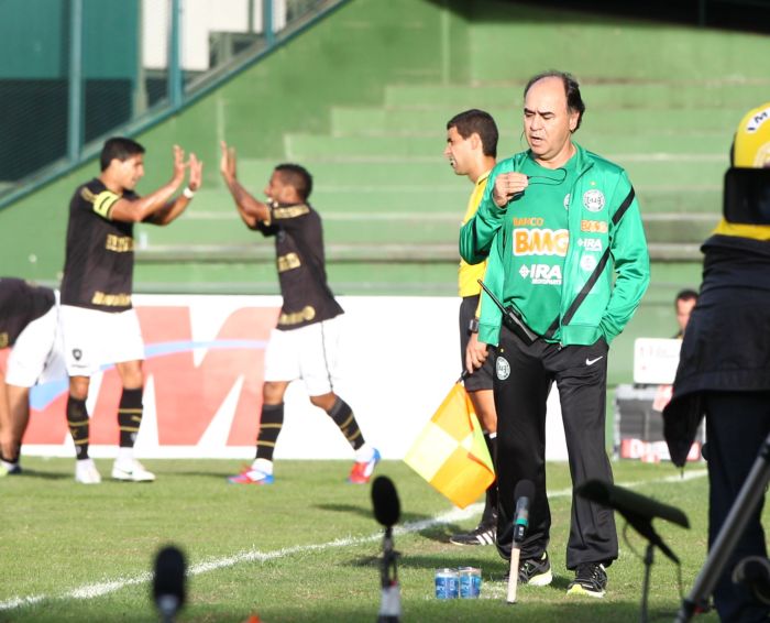 Jogadores do Botafogo comemoram o primeiro gol diante de Marcelo Oliveira: técnico não gostou da postura tática do Coxa | Daniel Castellano / Gazeta do Povo