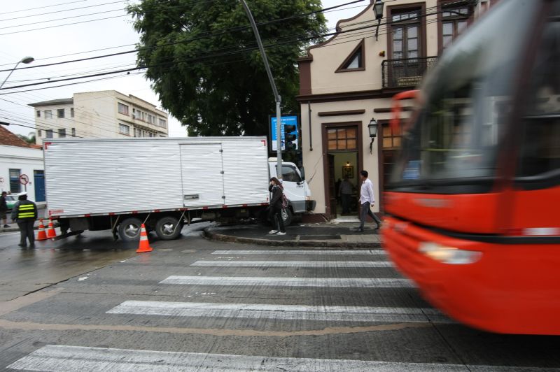 Caminhão e ônibus colidiram no cruzamento da Avenida Marechal Floriano Peixoto com a Avenida Iguaçu | Aniele Nascimento / Agência de Notícias Gazeta do Povo