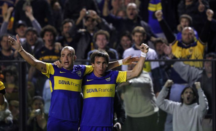 Santiago Silva comemora com Pablo Mouche o gol da vitória do Boca sobre o chileno Unión Española | Reuters
