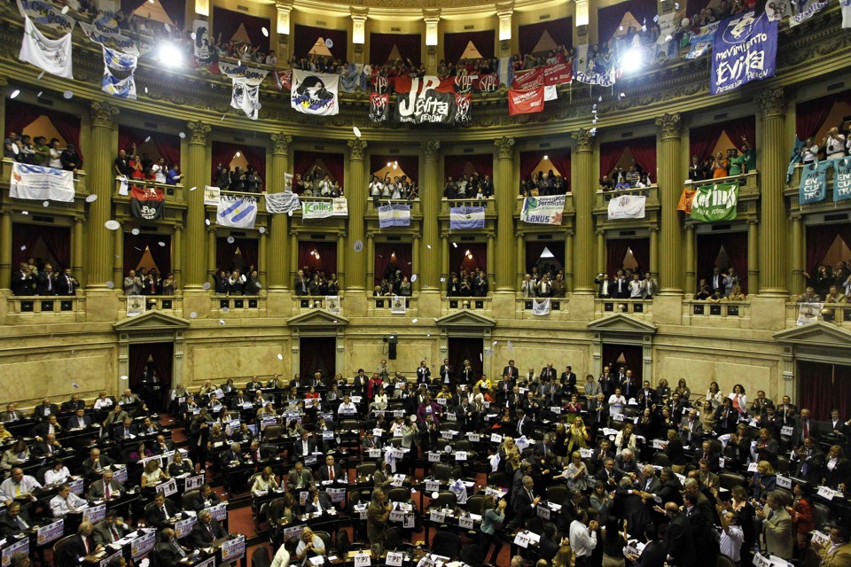 Sessão do Congresso argentino, que aprovou a expropriação da YPF nesta quinta-feira (3) | Enrique Marcarian/ Reuters