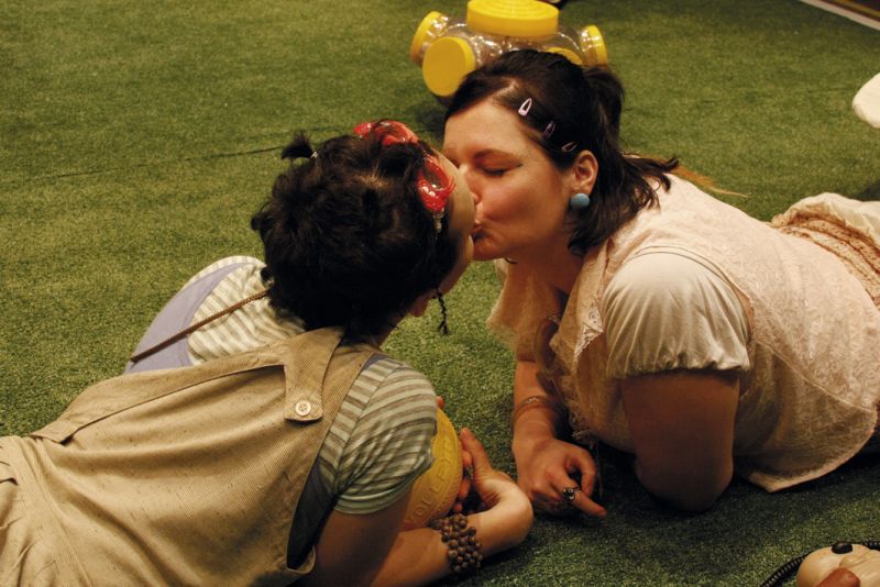 Greice (esq.) e Anne vivem as loucas filhas de um casal | Elenize Dezgeniski/Divulgação