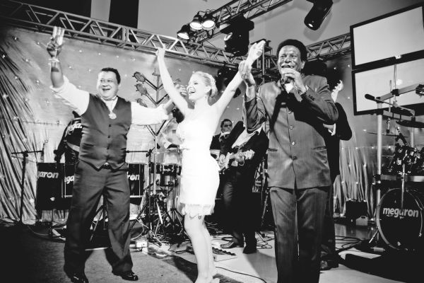 Leandro Teixeira, sócio do bar Aos Democratas, e Amanda Dourado brindaram seu casamento, no último dia 21, em Cuiabá, ao lado de Neguinho da Beija-Flor, que animou os convidados da festa | Dante Marcilio