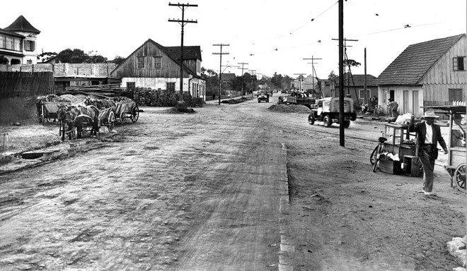 O largo, em frente à Igreja do Portão, ambiente de intenso comercio, quando do asfaltamento em 1952 | 