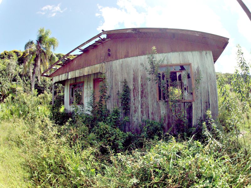 A delegacia de Guaraqueçaba foi desativada há uma década e hoje o prédio está em ruínas. Mas nos últimos 8 anos recebeu R$ 153 mil do governo estadual para custear suas atividades | Albari Rosa/ Gazeta do Povo