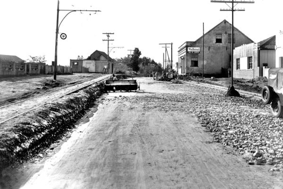 Avenida República Argentina em rebuliço para instalar o asfalto, em 1952. À direita, o antigo Armazém Fruet | Arquivo CD