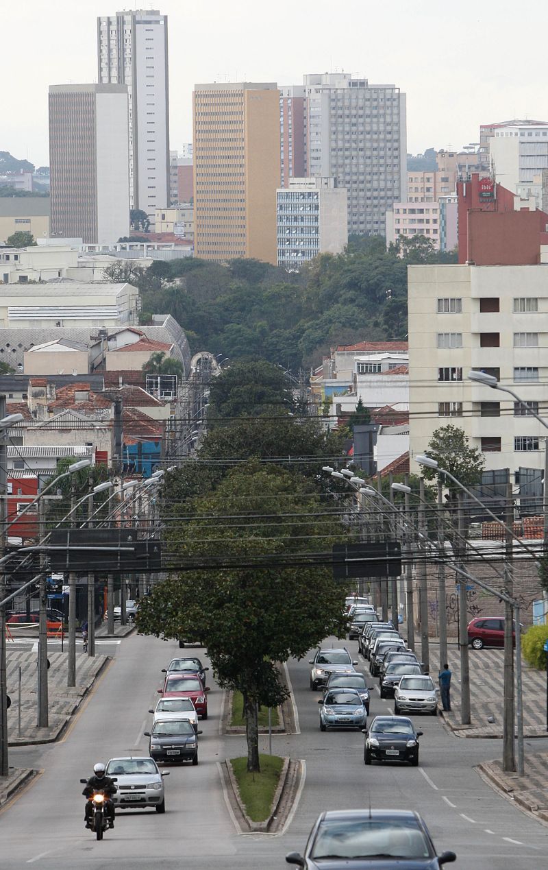 Trecho da Rua Inácio Lustosa: desafio dos urbanistas é aliar fluidez no tráfego com acessibilidade para o pedestre | Antônio More/ Gazeta do Povo