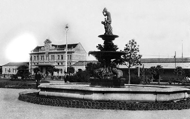 O chafariz da Praça Eufrásio Correia, inaugurado em 1915. A foto é de 1917, ao fundo a Estação Ferroviária |