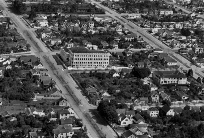 Imagem aérea de um espaço do bairro Água Verde, onde se destaca o prédio do Colégio Sagrado Coração de Jesus, famoso educandário feminino da capital. Foto de 1946 |