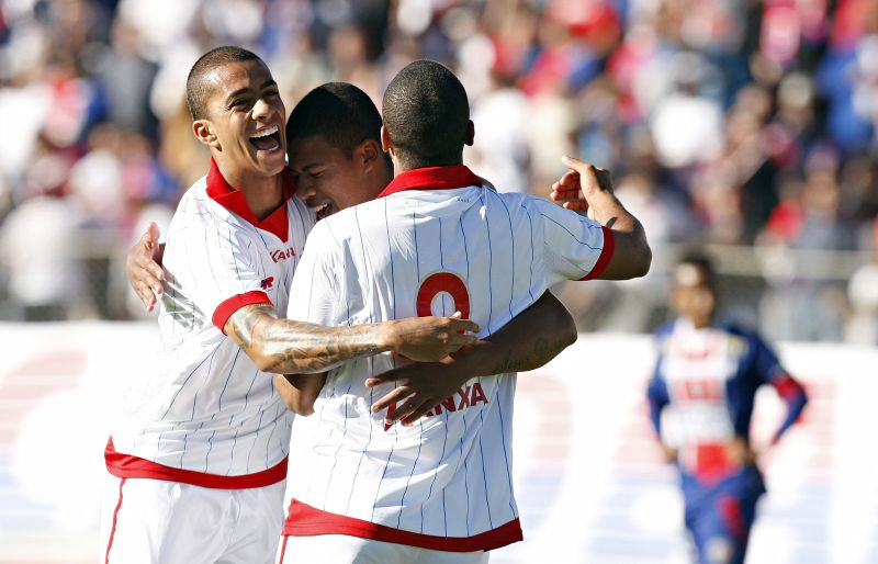 Festa tricolor na Vila Capanema: jogadores se abraçam para comemorar a goleada sobre o Junior Team, por 6 a 1 | Hugo Harada/ Gazeta do Povo