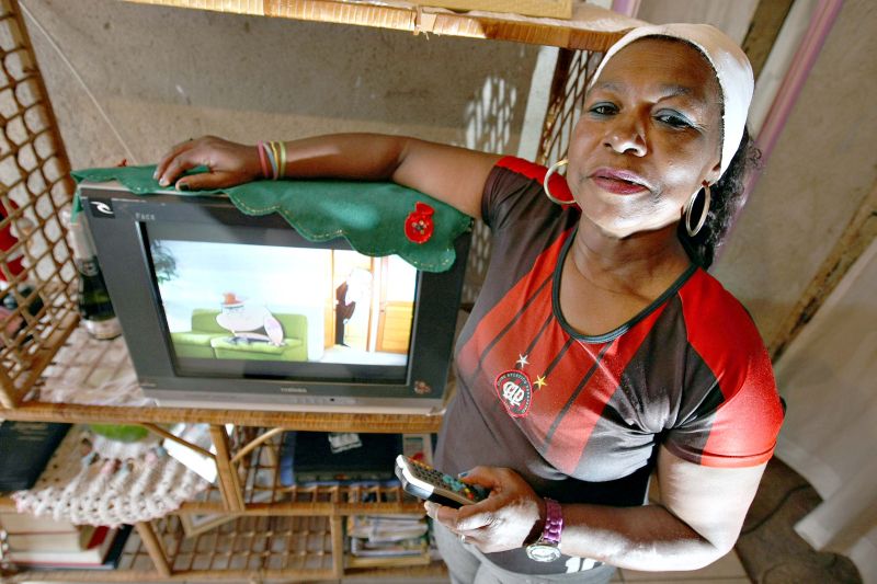 Tânia Gomes, com o aparelho que exibe os programas da tevê a cabo: reformas na casa sem apelar para o cheque especial | Ivonaldo Alexandre/Gazeta do Povo
