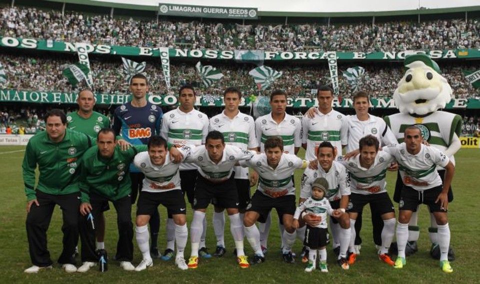 Coritiba, campeão paranaense de 2012: Vanderelei, Demerson, Lucas Mendes, Júnior Urso e Emerson; (agachados) Anderson Aquino, Roberto, Tcheco, Rafinha, Everton Ribeiro e Gil | Jonathan Campos / Gazeta do Povo