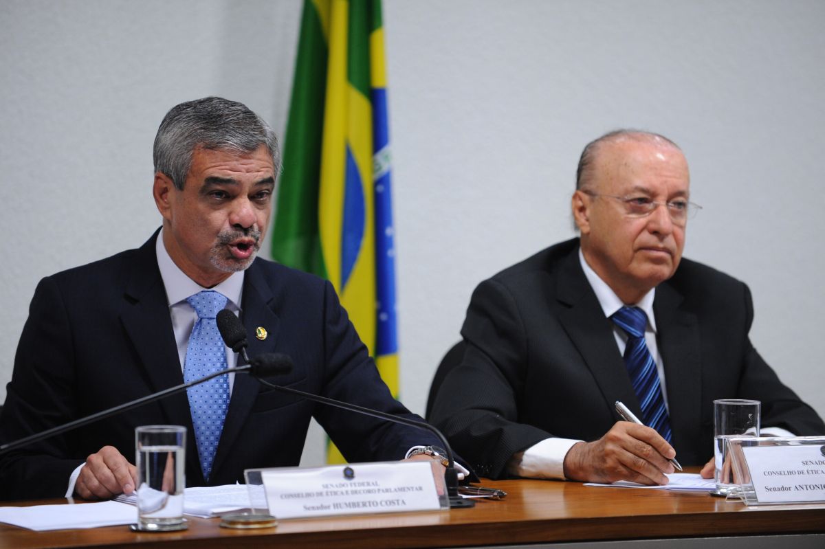 O relator do Conselho de Ética e Decoro Parlamentar do Senado, Humberto Costa (PT-PE) (à esquerda), e o presidente do órgão, Antonio Carlos Valadares (PSB-SE), durante a sessão desta quinta-feira | Wilson Dias/ABr