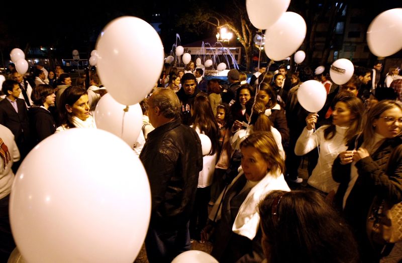 Manifestação na Praça Espanha reuniu cerca de 300 pessoas na noite desta quarta-feira (16), que pediram paz | Hugo Harada/Gazeta do Povo