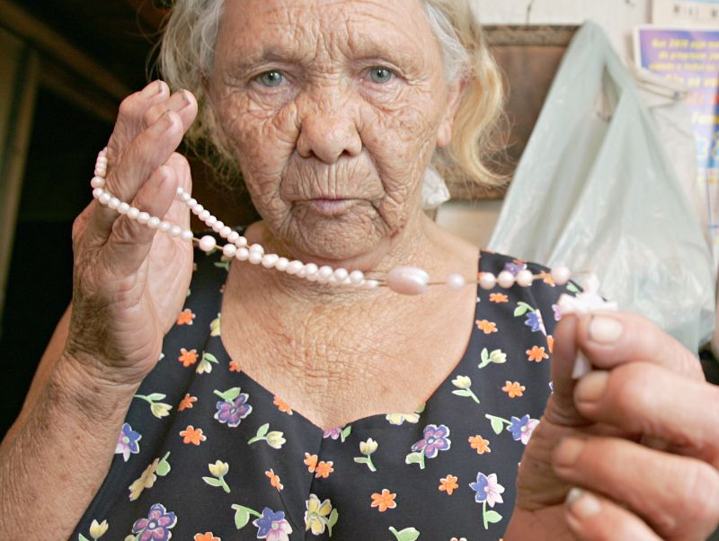 Dona Evinha aprendeu o ofício com a mãe e há dez anos pratica o benzimento | Josué Teixeira/ Gazeta do Povo