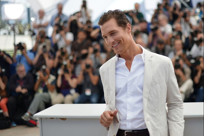 Matthew McConaughey passa pelo tapete vermelho do Festival de Cannes | AFP