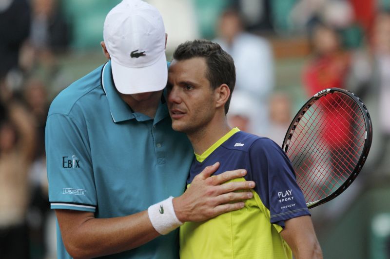 Paul-Henri Mathieu (dir) superou John Isner em partida que durou quase seis horas | Reuters