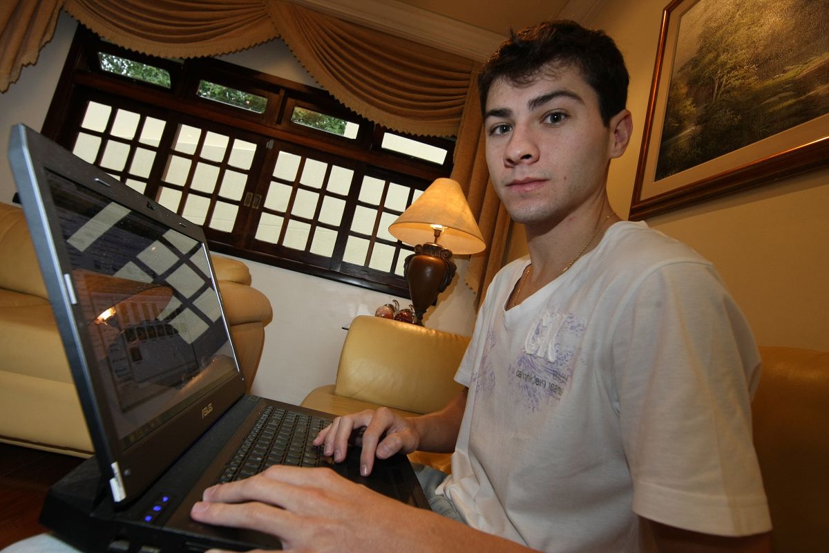 Prestes a ir para os Estados Unidos, Rafael Augusto conta que teve de correr atrás de documentos pedidos repentinamente | Ivonaldo Alexandre / Gazeta do Povo