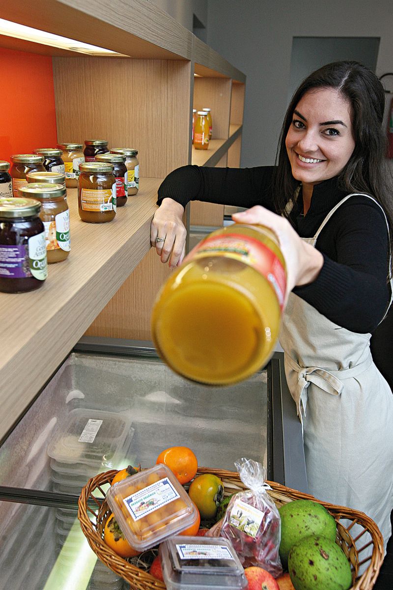 A empresá- ria Heloise Peratello viu na alimen- tação sau- dável uma oportunidade de negócio e hoje oferece produtos orgânicos aos consu- midores, interessados na origem da sua comida | Felipe Rosa/ Gazeta do Povo