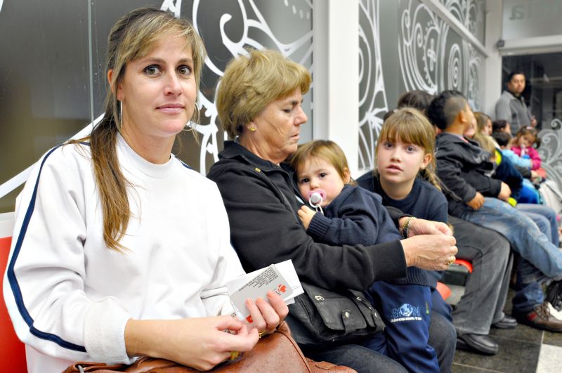 A professora Karine Salazar Stencil, no Pequeno Príncipe: O atendimento aqui é ótimo, os médicos são cuidadosos, mas a espera mata | Daniel Caron/Gazeta do Povo