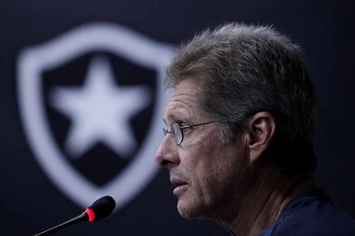 Oswaldo Oliveira, técnico do Botafogo, ressalta a importância de se conquistar pontos no início do Brasileirão | Fernando Soutello/Agif